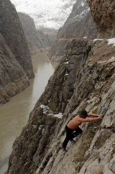 Deprem uzmanı yarı çıplak soyundu! - Resim: 4