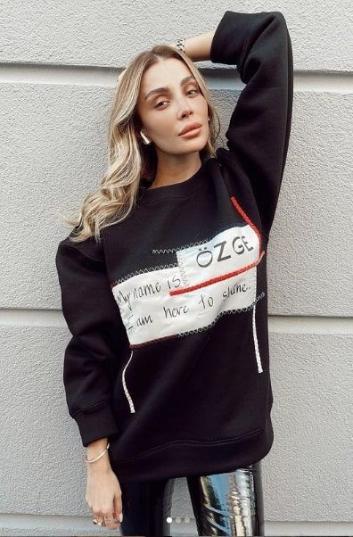 Estetiğin dozunu kaçıran Özge Ulusoy'un maskesi düştü! Görenler tanıyamadı - Resim: 1