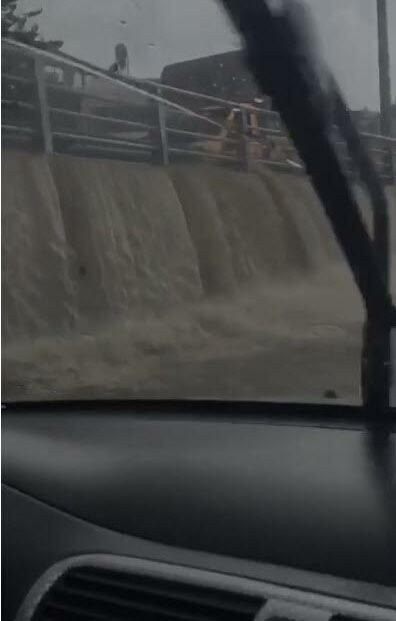 İzmir'de yağmur hayatı felç etti! Vatandaşlardan tepki yağdı - Resim: 4