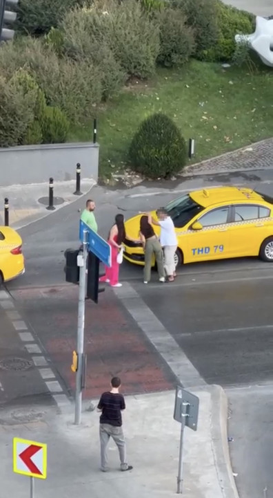 Trafikte tekme ve tokatlar havada uçuştu! Beyoğlu'nda taksici ve yabancı uyruklu kadınlar birbirine girdi - Resim: 0