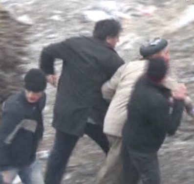 Yaşlı adam Kaymakam'a böyle siper oldu - Resim: 2