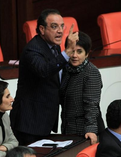 Meclis'te vazo kırdırtan kavga! - Resim: 2