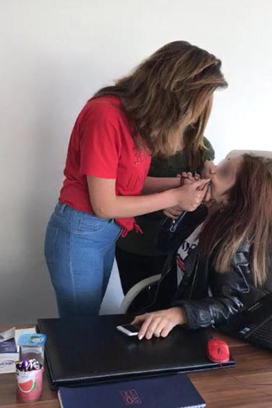 Böyle pişkinlik görülmedi! Ofis basan kızlar yine rezalet çıkardı - Resim: 2