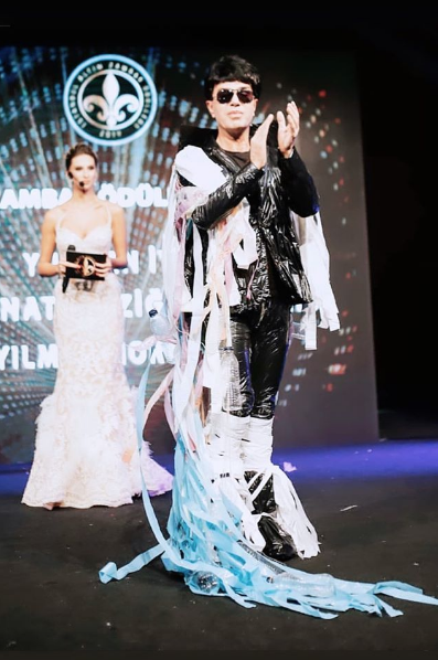 Yılmaz Morgül ödül gecesinde çöp poşeti giydi geceye damga vurdu - Resim: 2