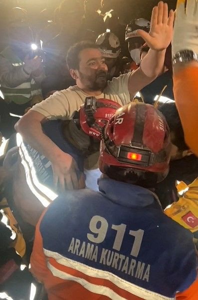 Enkazda tam 167 saat kaldı yürüyerek çıktı! İlk sözleri ve tepkisi önce ağlattı sonra güldürdü - Resim: 2