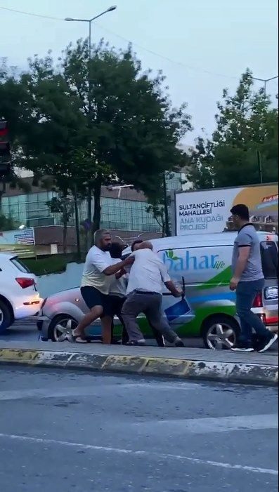 Sultangazi'de tartıştığı sürücüye kazma ile saldırdı dehşet anları kamerada - Resim: 2