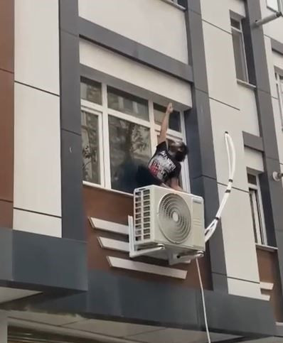 Küçükçekmece’de korkunç olay! İkisi de camdan atladı biri klimanın üzerine düştü - Resim: 1