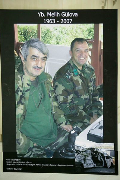 Özdemir Bayraktar ve oğullarıyla olan fotoğrafın sırrı! Şehit yarbaya söz vermiş! - Resim: 0