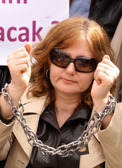 Kadınlar meclis önünde bebek yaktı - Resim: 1