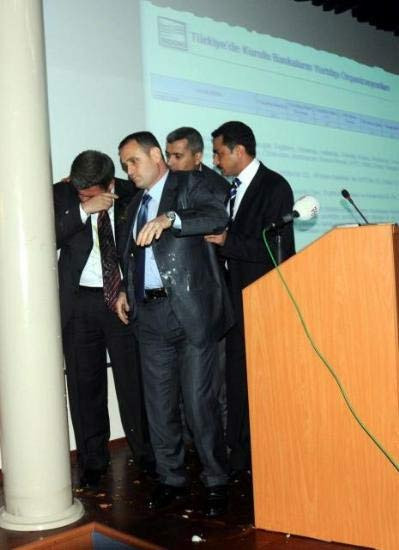 Başkana yumurtalı saldırı! - Resim: 4