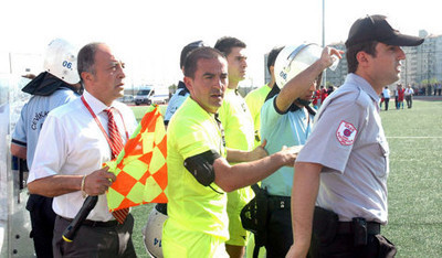 Hakeme tekme tokat girdiler - Resim: 1