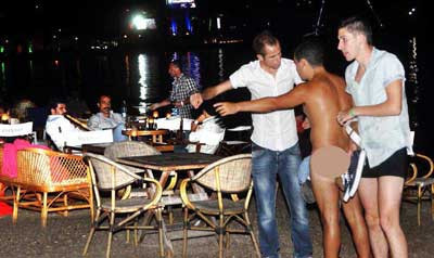 Bodrum'da çıplak turist ortalığı karıştırdı! - Resim: 2