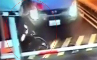 Kamyon motosikletliyi ezip geçti!