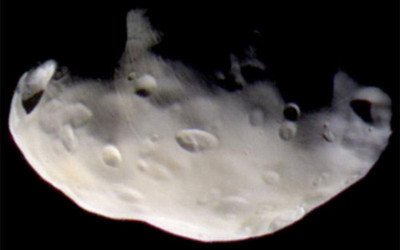 Cassini Satürn'ün uydusu Pandora'yı fotoğrafladı