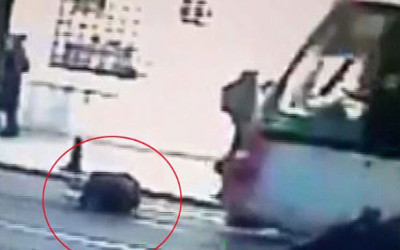 Tramvayın önüne böyle atladı