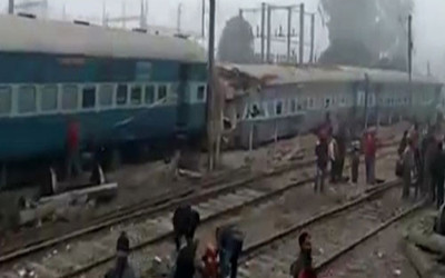 Hindistan’da tren raydan çıktı: 26 ölü