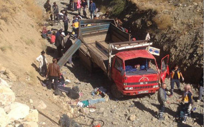 Hakkari'de kamyonet şarampole yuvarlandı: 66 yaralı