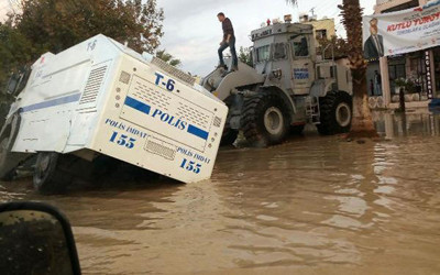 Mersin'i dolu vurdu; TOMA çukura düştü!