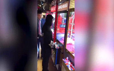 Oyun makinesindeki ayıcıkları kurutan Çinli kız