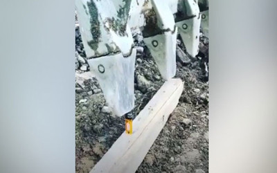 Kepçeyle çakmak yakan çılgın Türk