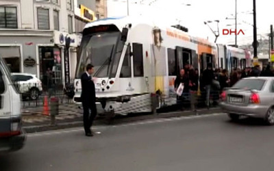 Sirkeci'de tramvay raydan çıktı