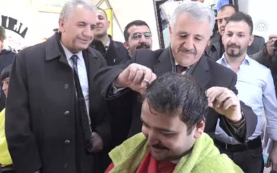 Bakan Ahmet Arslan saç traşı yaptı