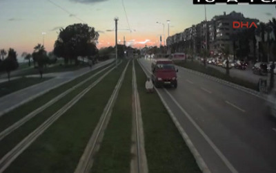 Tramvay namaz kılan adamı bekledi! Yeni görüntüler ortaya çıktı