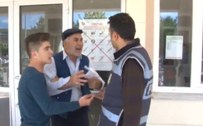 Oğlu 1 dakika geç kalıp içeri alınmayınca baba çıldırdı