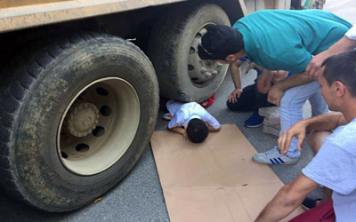 Harfiyat kamyonu altında mucize kurtuluş