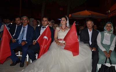 Düğünden sonra 15 Temmuz demokrasi nöbetine!