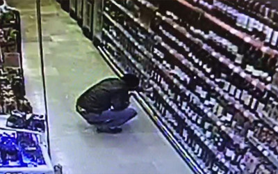 Önce alkol çaldı, sonra eşini bıçaklayıp balkondan düştü