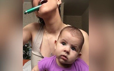Meraklı bebek bir an olsun gözlerini annesinden ayırmadı