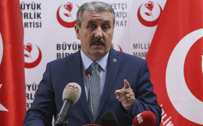 Destici: Bize yumruk atacak adam mermiyi yer