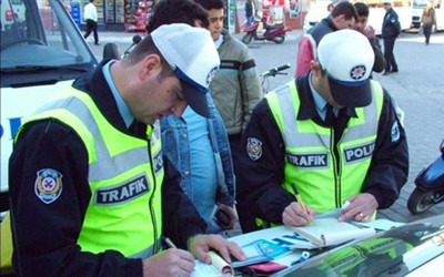 Polis, 33 bin TL ceza kestiği 3 sürücüye baklava ikram etti