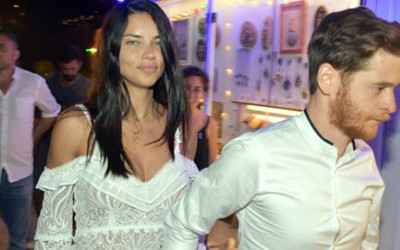 Adriana Lima ve Metin Hara, dudak dudağa