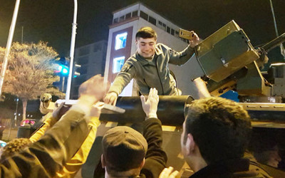 Dünyaya korku salan fotoğraf! Gülerek gidiyorlar...