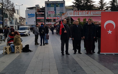 İstiklal Marşı okunurken ayağa kalmadı gözaltına alındı