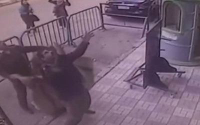 3. kattan düşen çocuğu havada yakaladı ülkede kahraman ilan edildi