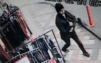  Kasanın boş olduğunu gören hırsız, sadaka kutusunu çaldı