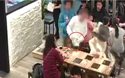 Kaynar çorbayı genç kızın yüzüne döktü!