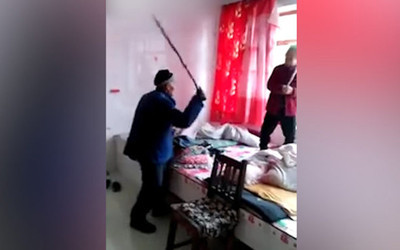 Birbirinden bıkan yaşlı çift bastonla kavga etti