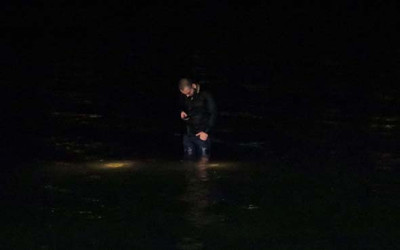  Adana'da arabası göle düşen adam bakın ne yaptı