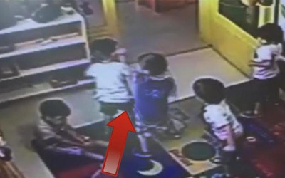Öğretmen yaramazlık yapan çocuğu arkadaşlarına dövdürttü