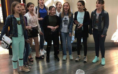 Ukraynalı öğrenciler paraları kalmayınca çareyi şarkı söylemekte buldular