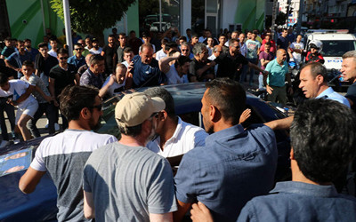 HDP mitingi öncesi ortalık karıştı: Sopalar havada uçuştu!