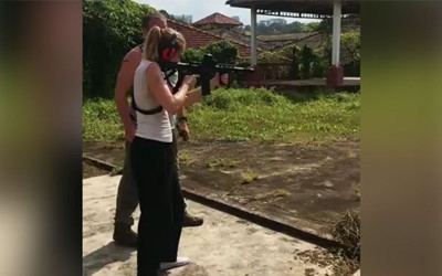 Yasemin Allen silahı eline aldı şov yaptı