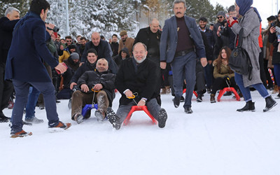 Eski Sağlık Bakanı Akdağ, gençlerle birlikte kızak kaydı