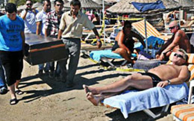 Turistler cesete aldırış etmedi