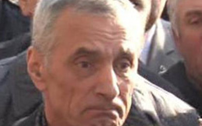 Ağlamamak için kendini zor tuttu