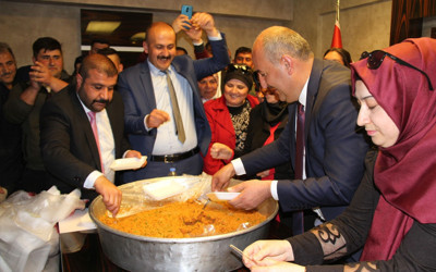 Belediye Başkanı seçildi ilk iş olarak kısır dağıttı